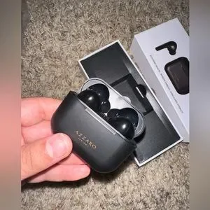 NWT Azzaro wireless 🛜 ear buds headphones wjth box and charger
